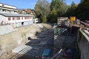 Links die Grube für das neue Becken, rechts davon erhöht das alte Becken.