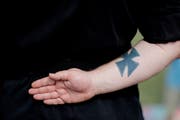 Geht es nach der St.Galler Regierung, sollen extremistische Veranstaltungen künftig explizit verboten werden können. Das Gesetz wird in der Novembersession behandelt. (Bild: Björn Kietzmann/KEY)