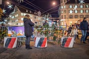 Am Weihnachtsmarkt auf dem Marktplatz schützen Betonelemente die Besucher. (Bild: Urs Bucher, 7. Dezember 2017)