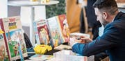 Die Leute nehmen sich an der Messe Zeit, einen genaueren Blick auf das Angebot zu werfen. (Bild: Reto Martin)