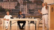 Kapitän Anton Anker (v.l., gespielt von Georg Moser), Billy Bob John James (Marcel Wider) und der erste Offizier Harry Schöner (Andreas Kaiser) auf der Bühne. (Bild: Vreny Schwegler)