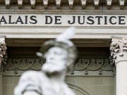 Das Gericht verurteilte den Mann zu einer Gefängnisstrafe von 20 Jahren. (Bild: KEYSTONE/JEAN-CHRISTOPHE BOTT)