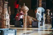 Die Schulkinder bauen konzentriert ihre Kappla-Türme. (Bild: PD)