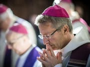 Weihbischof Alain de Raemy wurde monatelang von einer Frau belästigt, die sich offenbar in ihn verliebt hatte. Die Frau wurde zu einer dreimonatigen Freiheitsstrafe verurteilt. (Bild: Keystone/OLIVIER MAIRE)