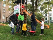 Grosse und kleine Anwohnerinnen und Anwohner bei den Herbstarbeiten auf dem Wiesli im Museumsquartier. (Bild: PD/Anina Torrado - 26. Oktober 2019)