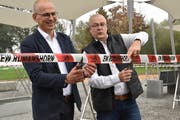 Gemeindeammann Martin Haas und EW-Präsident Jakob Küng eröffnen den Begegnungsplatz. (Bild: Eva Wenaweser)