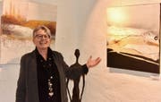 Rita Eschenmoser freut sich riesig, dass sie den Vernissage-Besuchern ihre Bilder präsentieren darf. (Bild: Heidy Beyeler)