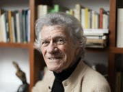Der Tessiner Lyriker Alberto Nessi kennt auch nachdenkliche Töne, ein stilles Innehalten vor der Natur, vor der Vergänglichkeit. Christoph Ferber hat Nessis Band «Foglie e folaghe» ("Blätter und Blässhühner») auf Deutsch übersetzt. (Bild: Keystone/GAETAN BALLY)