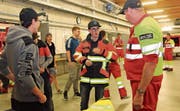 Kleiderprobe bei der Feuerwehr Buochs-Ennetbürgen, damit die Ausrüstung für die Ausbildung bereit ist. (Bild: Irene Infanger, 25. Oktober 2019)
