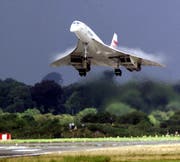 Eine Concorde der British Airways Concorde landet auf dem Shannon Airport in Irland am 7. August 2001. Bald darauf war es fertig mit dem Überschallflugzeug. (Bild: KEYSTONE/AP Photo/PA/Chris Bacon)