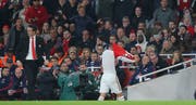 Xhaka zieht nach seiner Auswechslung frustriert das Trikot aus. (Bild: Paul Terry/freshfocus)