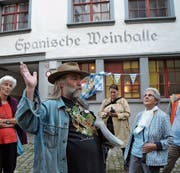 Zuhörer und der Städtliführer Roland Walther auf dem «weinseligen Rundgang» vor der «Spanischen Weinhalle». (Bild: Adi Lippuner)