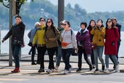 Asiatische Touristen dominieren zeitweise das Bild in der Luzerner Innenstadt. (Bild: Eveline Beerkircher, Luzern, 2. Mai 2019)