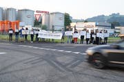 Mahnwache von «Animal Save» beim Schlachthof im Industriegebiet zwischen St.Gallen-Winkeln und Gossau in diesem Sommer. (Bild: Johannes Wey - 16. Juli 2019)
