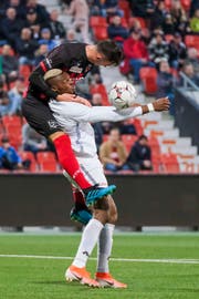 Die Gegner nehmen Blessing Eleke unsanft in die Griffzange: Hier Arbenit Xhemajli von Neuchâtel Xamax mit einem klaren Foulspiel. (Bild: Martin Meienberger/Freshfocus, Neuenburg, 26. Oktober 2019)