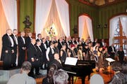 Der Frauen- und der Männerchor singen gemeinsam. (Bild: PD/Marco Rogozia)
