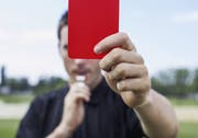 Der Schiedsrichter brach die 4.-Liga-Partie ab und zeigte zwei Mal die rote Karte. (Symbolbild: Imago)