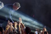Alberto Fernández lässt sich von seinen Anhängern feiern. (Bild: Keystone (27. Oktober, Buenos Aires))