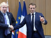 Der britische Premierminister Boris Johnson (links) schüttelt die Hand von Frankreichs Staatschef Emanuel Macron: Dem Vernehmen nach soll Frankreich nun doch einer dreimonatigen Verschiebung des Brexits bis Ende Januar zustimmen. (Bild: KEYSTONE/AP pool Reuters/JOHANNA GERON)