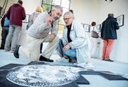 Constanza Filli Villiger bespricht mit Besucher Sepp Köppel ein Kunstwerk an der Museümli-Ausstellung. (Bild: Hansruedi Rohrer)