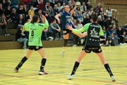 Überragend: Zugs Joline Tschamper (Mitte) erzielt neun Tore. (Bild: Roger Zbinden, Zug, 02. März 2019)