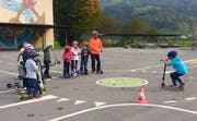 Die Kinder erhalten praktische Tipps zum Umgang mit Kickboards. (Bild: PD)