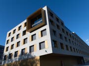 Die Groupe Mutuel - hier das Gebäude des Unternehmens im Wallis - zahlt ihren Versicherten Geld zurück (Archivbild). (Bild: KEYSTONE/OLIVIER MAIRE)