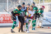 Oberwil mit Raphael Melliger (weisses Trikot) hat den Gegner Kernenried im Griff. Bild: Jan Pegoraro, Zug, 26. Oktober 2019)