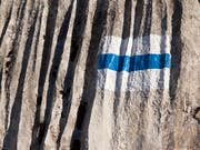 Auf einem blau-weiss markierten Gebirgswanderweg oberhalb von Seelisberg ist eine Wanderin tödlich verunglückt. (Bild: KEYSTONE/ARNO BALZARINI)