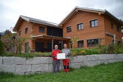 Bauherr und Architekt Ernst Giger (links) und Hansjörg Roth mit dem Diplom «PlusEnergieBau». (Bild: Adi Lippuner)