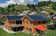 Der Gesamtenergiebedarf der beiden Häuser beträgt rund 30'000 Kilowattstunden. Mit der Eisspeicheranlage im Boden und der Fotovoltaikanlage auf den Dächern produzieren sie pro Jahr einen Überschuss von 2500 Kilowattstunden. (Bild: PD)