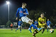 Der Hochdorfer Livio Lombardo (links) ist Doppeltorschütze im Seetaler Derby, hier erzielt er das 1:0 gegen den FC Eschenbach. Bild: Pius Amrein (Hochdorf, 25. Oktober 2019)
