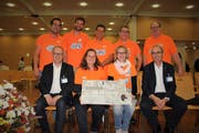Foto von OK-Mitgliedern des Vereins Kinderfest mit Stadträten Beat Züsli und Martin Merki anlässlich der Verleihung im Zentrum St. Michael. Hinten (v.l.n.r.): Mathias Vassali, Martin Popp, Fredy Hefti, Flurin Hügi, Res Wyler. Vorne (v.l.n.r.): Martin Merki, Andrea Meyer, Patrizia Hefti, Beat Züsli. (Bild: PD)