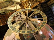 Nach der Vorlage des originalen Verkaufsprospekts wurde die Globus-Kopie in St. Gallen mit einem Zeiger ergänzt, der in der wechselvollen Geschichte des wertvollen Objekts verloren gegangen war. (Bild: St. Galler Stiftsbibliothek)