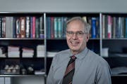 Thierry Carrel, 59, in seinem Büro am Inselspital in Bern. (Bild: Pius Amrein, 28. Oktober 2019)
