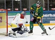 Dominic Hobi scheitert an Ticino-Goalie Benjamin Conz. Der HCT-Stürmer konnte die Partie nicht zu Ende spielen. (Bild: Mario Gaccioli)