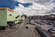 Rechts die Migros Bach, links ein Teil des Parkplatzes auf der Hinterseite des Bahnhofs St.Fiden. Hier will der Verein Areal Bach seine Vision eines Begegnungsortes realisieren. (Bild: Benjamin Manser - 13. April 2018)