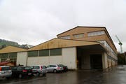 Während der Sanierung des Rathauses könnte die Gemeindeverwaltung im Hauptgebäude der Fabrik unterkommen. (Bild: Sina Walser)