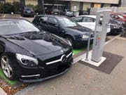 Zwei Autos mit Verbrennungsmotoren, parkiert auf E-Parkplätzen in Frauenfeld. (Bild: «Vladlen Berthet»/Facebook)
