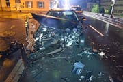 Das Auto war nach dem Unfall nicht mehr fahrbar. (Bild: Luzerner Polizei)