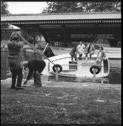 Werftmitarbeiter testen das Sinkverhalten eines FFA-Boots, 1971. (Bild: Staatsarchiv St.Gallen, W 241/5-071210)