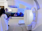Krebserkrankungen nehmen laut der Gesundheitsstatistik 2019 in der Schweiz zwar zu, die Sterblichkeit geht aber zurück. (Bild: KEYSTONE/LAURENT GILLIERON)