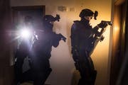 Eine Übung der Sondereinheit Step der Stadtpolizei in einem Abbruchaus an der Haldenstrasse. (Bild: Michel Canonica - 7. Februar 2018)