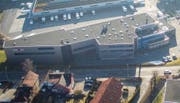 Im Sommer könnte in dieser Halle die erste Gossauer Lidl-Filiale eröffnen. Bild: Urs Bucher (14. Februar 2017)