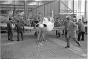 Ein Flugzeug vom Typ AS 202 Bravo mit Gästen und FFA-Mitarbeitern, 1969. (Bild: Staatsarchiv St.Gallen, W 241/5-069109-1.1)