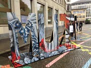 Das Wort «Mut» auf dem St.Galler Marktplatz. Wem die Farben bekannt vorkommen: Entstanden sind die Buchstaben aus Holz der Kulisse der diesjährigen Festspiele. (Bild: Reto Voneschen - 29. Oktober 2019)
