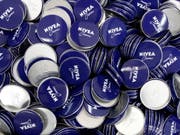 Der Nivea-Hersteller Beiersdorf musste mit Klebern für die Autoindustrie Federn lassen. (Bild: KEYSTONE/AP dapd/PHILIPP GUELLAND)