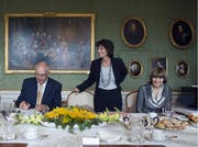 Im Jahr 2008 sassen sie noch gemeinsam im Bundesrat, jetzt engagieren sie sich im Ständeratswahlkampf (v.l.): Pascal Couchepin (FDP), Doris Leuthard (CVP) und Micheline Calmy-Rey (SP). (Bild: Peter Schneider/Keystone)