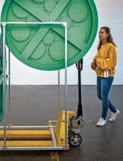 Die Skulptur links ist eine Art Lesemaschine. (Bilder: Benjamin Manser)