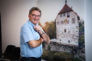 Urs Salzmann im Rathaus. Im Hintergrund das Schloss Oberberg.(Bild: Ralph Ribi (28. Oktober 2019))